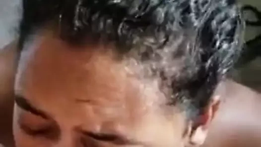 Busty derin boğaz patlayıcı yüz ile biten