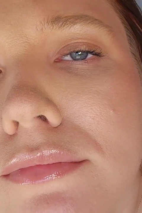 Yutan orta yaşlı seksi kadın kahverengi yarakla sapık fetişi sikişiyor
