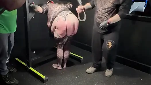 Kızıl adam bambiyi parçalıyor