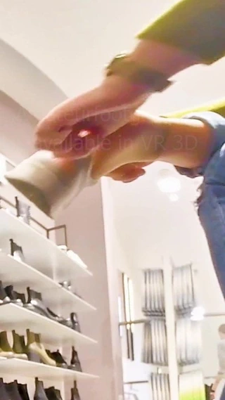 Samimi ayaklar - ıslak terli kokmuş naylon çoraplar, spor ayakkabılarını giy