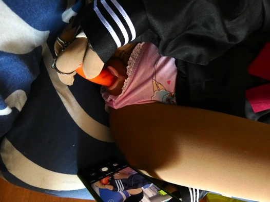 Sürtük kız sexdoll bir sosisle mastürbasyon yapıyor ve fışkırttığında bir video yapıyor