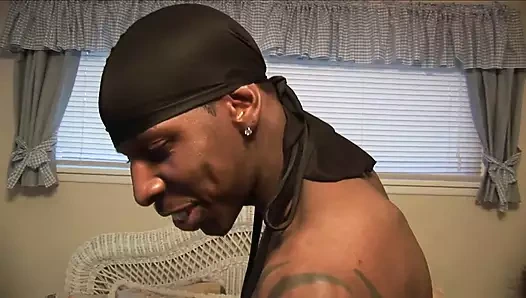 Kaylani esmer saçlı çekinmeyen bir kadını sikiyor