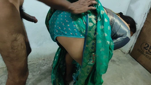 Hintli kadın kocasına sakso çekti ve ayakta ve domalarak sikildi