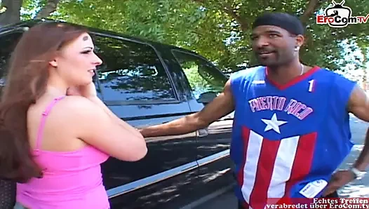 Kıvrımlı esmer sürtük ile doğal memeler zevk almak the bbc