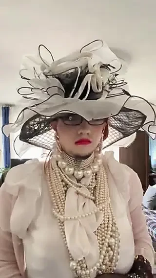 Hırvat travesti güzel vücudunu gösteriyor