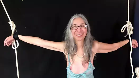 Alt sarah, ev yapımı olgun eş esaret footjob mastürbasyon