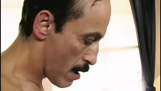 Sürtük emmek ve kanepede sik almak için seksi pembe eteği kaldırır