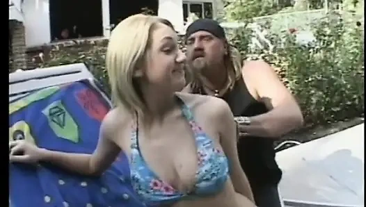 Sarışın sürtük büyük sert yarak emiyor