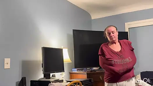 Üvey anne seni emmeyi ve sikmeyi seviyor!