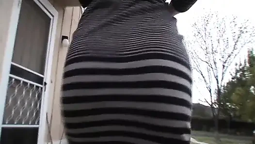 Minyon genç kız yaşlı beyaz üvey babasını sikiyor