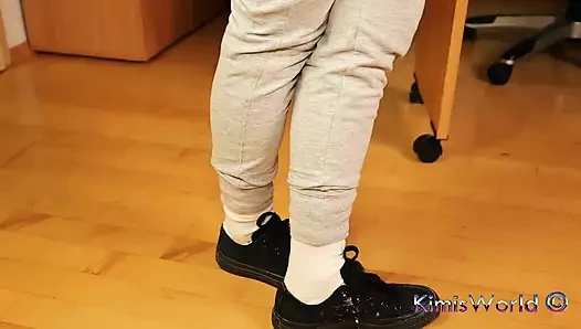 Kirli beyaz çoraplar ve eski spor ayakkabılar - gerçek ayakkabı oyunu