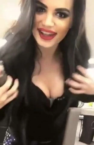 Wwe - paige dekoltesi