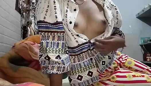 INDIAN BEAUTY QUEEN SHOWING HER BODY TO BOYFRIEND ACCIDENTLY VIDEO  GOME ON INTERNET