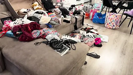 Siyah çoraplı ve deri etekli ateşli seksi sıska kız taşaklarla oynuyor ve büyük bir yaraklı adamı azdırıyor