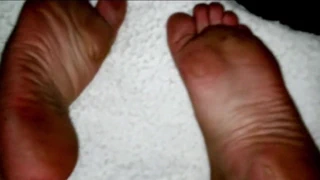 Arkadaşım yapışkan tabanlar üzerinde arka arkaya 2 kez Cum! kocaman cumshot