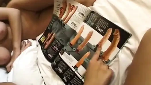 Mükemmel doğal memeli lezbiyen kız kız arkadaşıyla eğleniyor