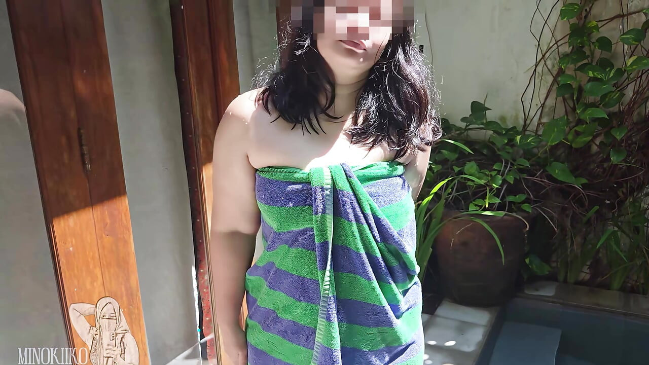 Asyalı orta yaşlı seksi kadın ankette tek başına bali'nin tadını çıkarıyor - minokiiko