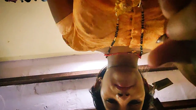 Ateşli Hintli evli kadın kocasının en iyi arkadaşı tarafından sikiliyor Hintçe ses kaydı