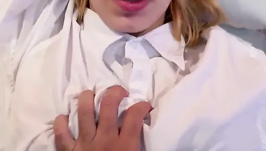 Arkadaşının kız arkadaşıyla takılıyor