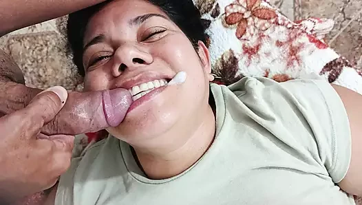 Sevimli olgun gırtlağına kadar emiyor