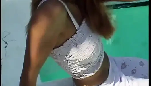 Dolgulu adam genç kızıl saçlı sıska kız Chandler'ın sikini sikiyor ve genç kızının yüzünü sikiyor