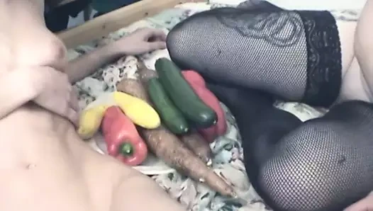 Azgın lezbiyen yapay penis yatakta üçlü seks yapıyor