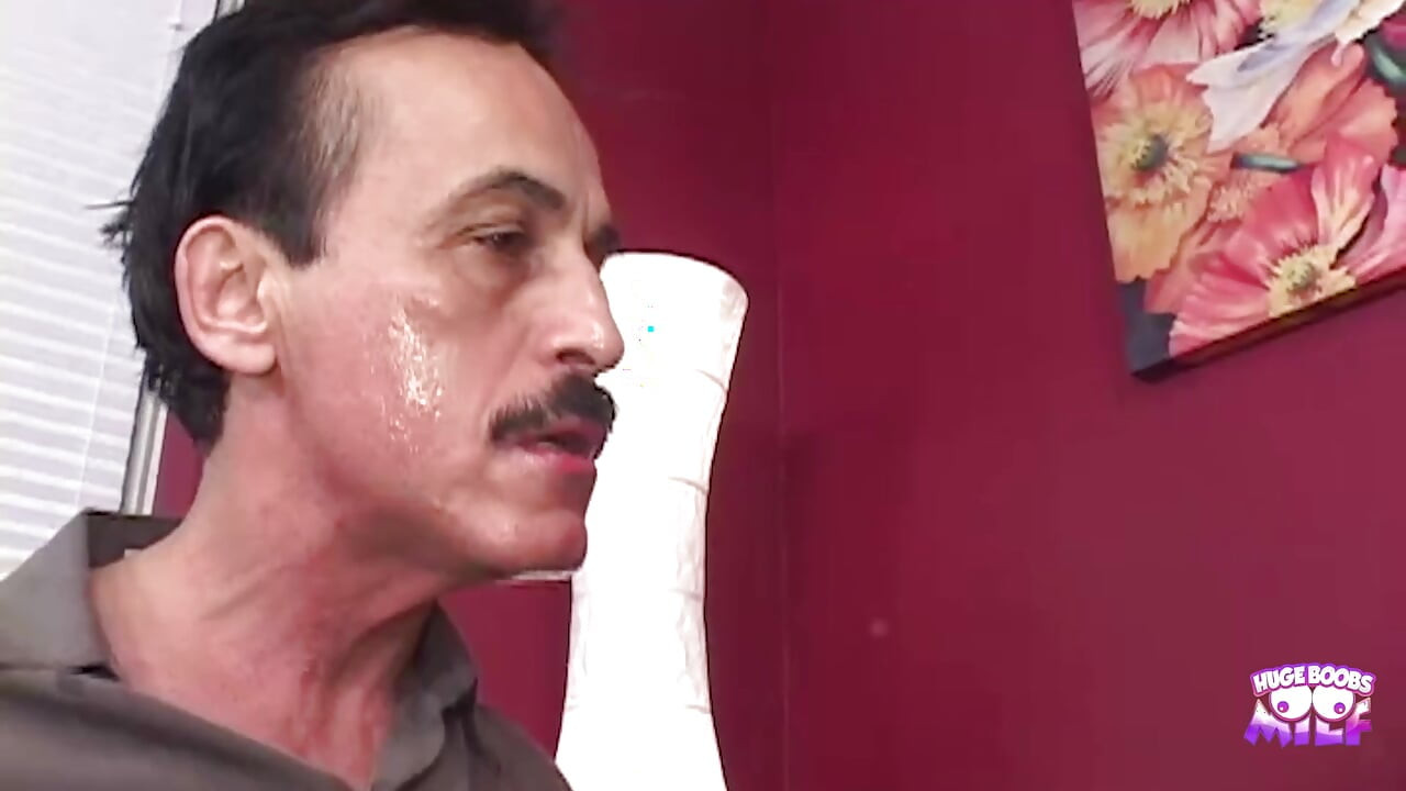 Azgın adam bu güzel esmer kadının götünü şaplak atarak kızışıyor