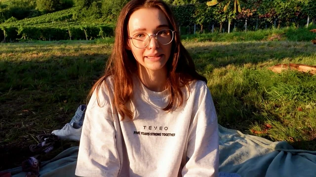 Юная задница крупным планом! Тугая задница, огромные половые губы, киска