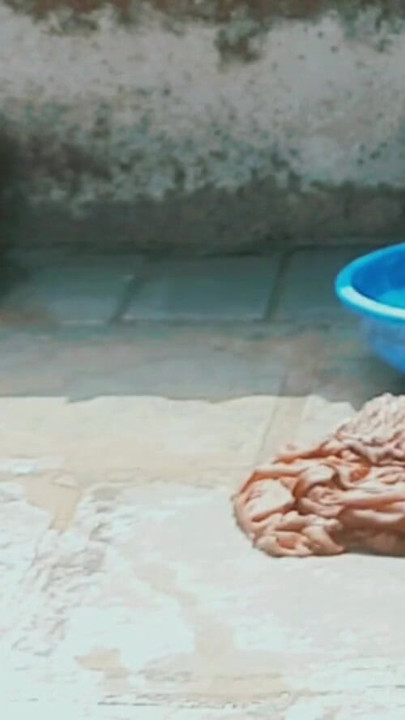 Köyün taşra banyosunda, baldızın üvey kız kardeşi sarisini suya ve banyoya batırıyor | Klip 1