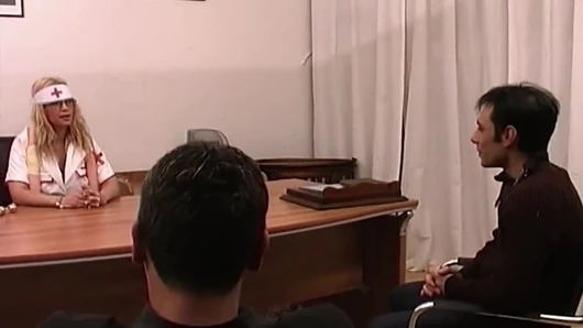 Yaramaz hemşire vahşice gırtlağına kadar alıyor ve zonklayan yarağa biniyor