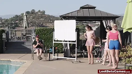 Reality TV kaosundan üç yarışmacıyla çılgın bir striptiz oyunu gösterisine