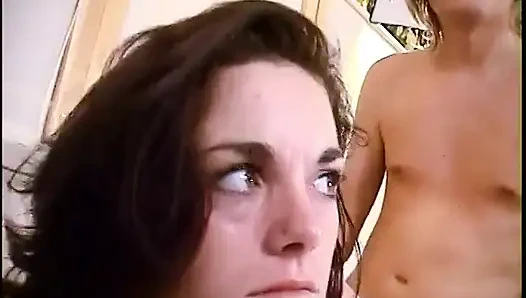 Esmer tatlı kız yatakta ona binmeden önce adamın aletini emiyor