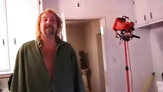 Adam sandalyede azgın sürtüğü sikiyor