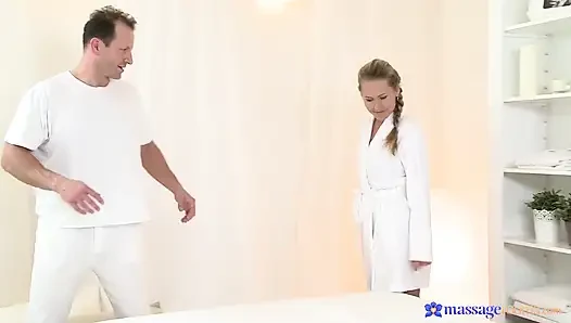 Masaj odaları - sarışın Zuzana Z masözin sikini dokunuyor