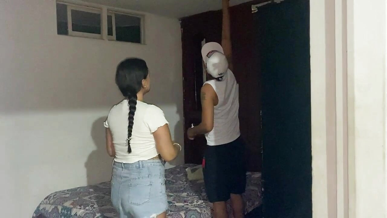Ampulüm kırıldı ve komşumu aradım, ama ona iyi bir sikiş ve bir oral seks ile teşekkür etmemi istiyor.