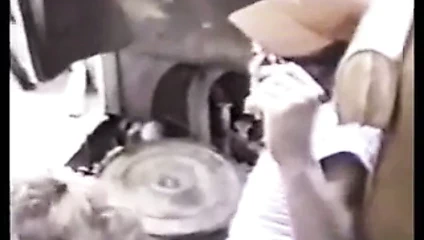 Beyaz çift ve siyah adam