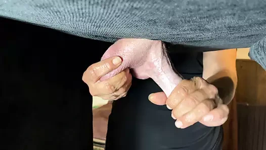 Sağım masasında horoz sağımı