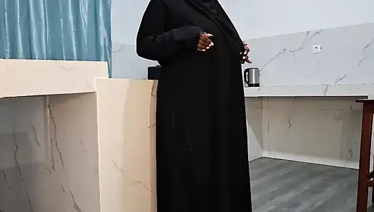 Müslüman bir kızı camiden ayrılırken acımasızca sikiyorum, onu çılgın bir sikişle karşıladım.