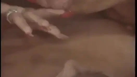 Muhteşem fahişeler grup sekste onu çıkarıyor ve rastgele yarak emiyor