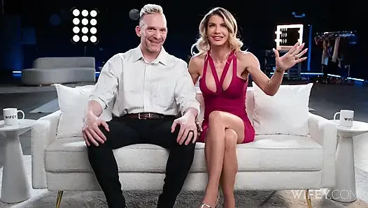 Evli kadın fit sarışın ateşli evli kadın Cassie Bender kocasının önünde büyük zenci yarağı içine boşalıyor