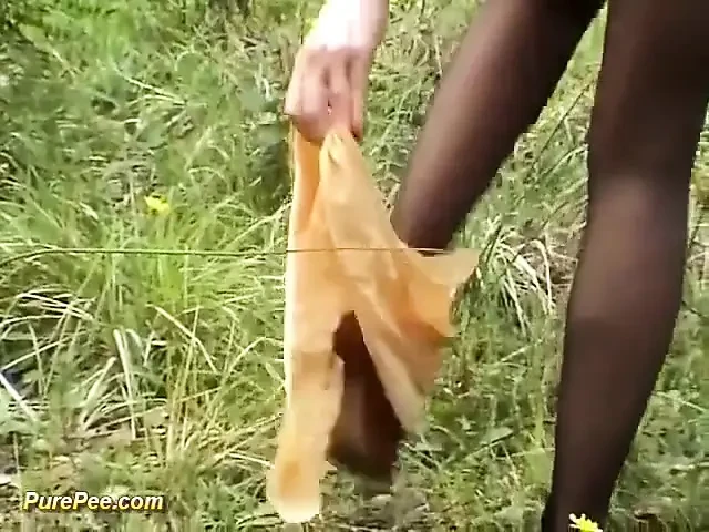 Açık havada sidik pantolonlu kadın