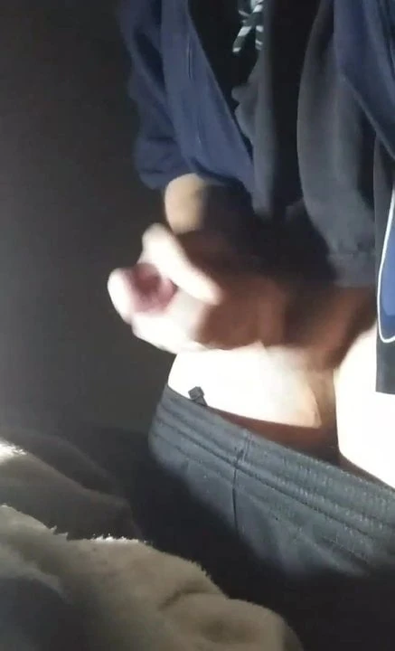 Огромный член стреляет из спермы, трахается со спермой