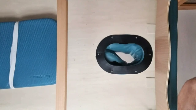 Aşağıdaki masaj masasını sikiyor