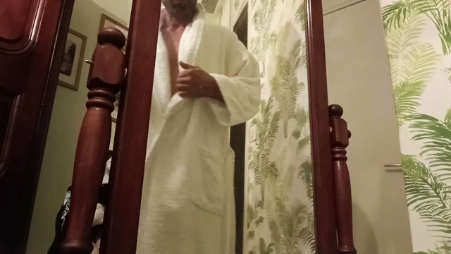 Aynanın karşısında güzel sikimi okşuyorum