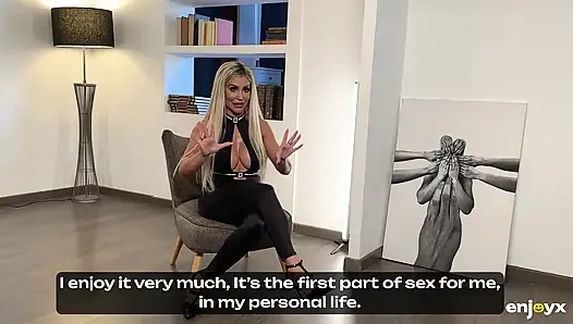 Yumurta avı. Paskalya tavşanı kostümü içindeki orta yaşlı seksi kadın genç bir sikişe emir ediyor