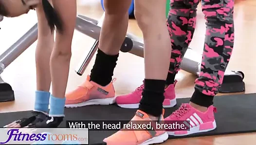 Fitnessrooms kişisel antrenör ile büyük göğüsleri ıslak