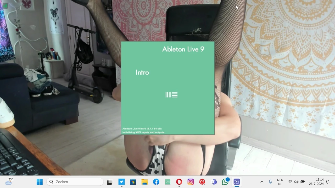 Shana inek sağıyor
