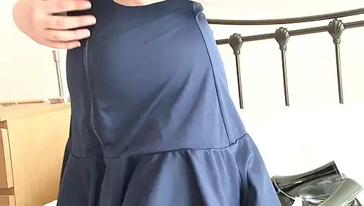 Şımarık kız kıyafetlerini atmak ve senin için çıplak poz vermek için can atıyor.