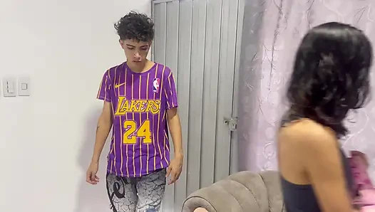 KıZ IYI BIR GÖT SIKIŞI YAPıYOR