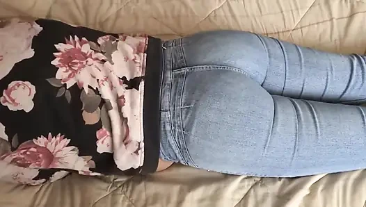 Üvey oğlumun arkadaşları geliyor ve götüme bolca yük veriyor, sert yaraklarını seviyorum.